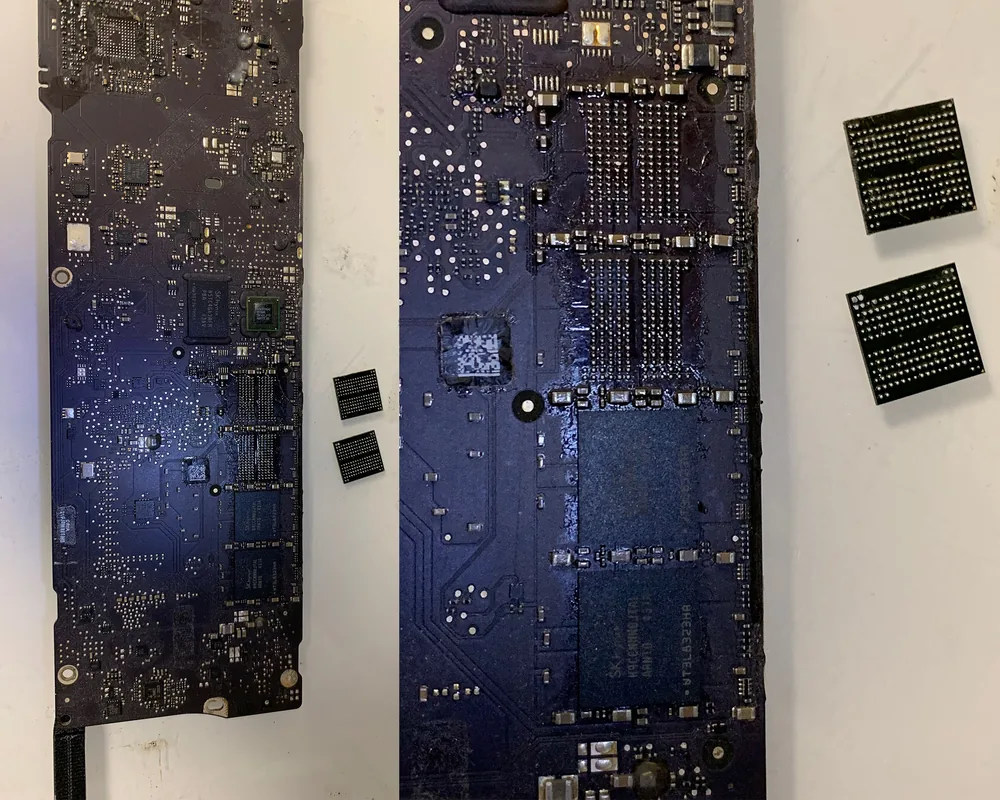 Banchi di memoria RAM saldati direttamente sulla scheda madre di un MacBook Air