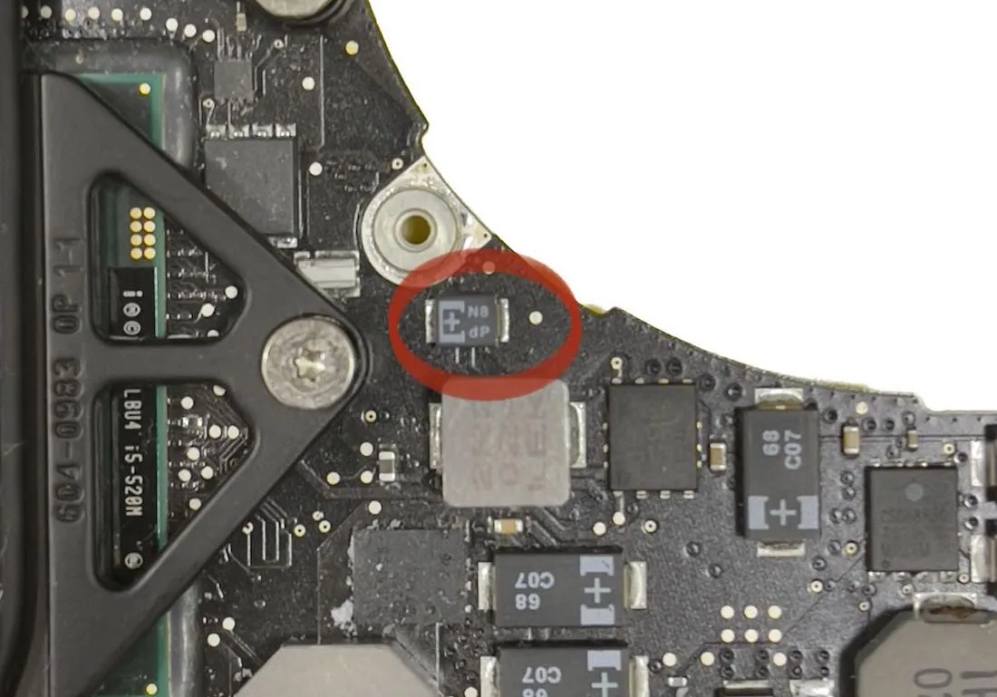 Scheda logica di un MacBook Pro 15 mid 2010 con il condensatore C9560 cerchiato in rosso