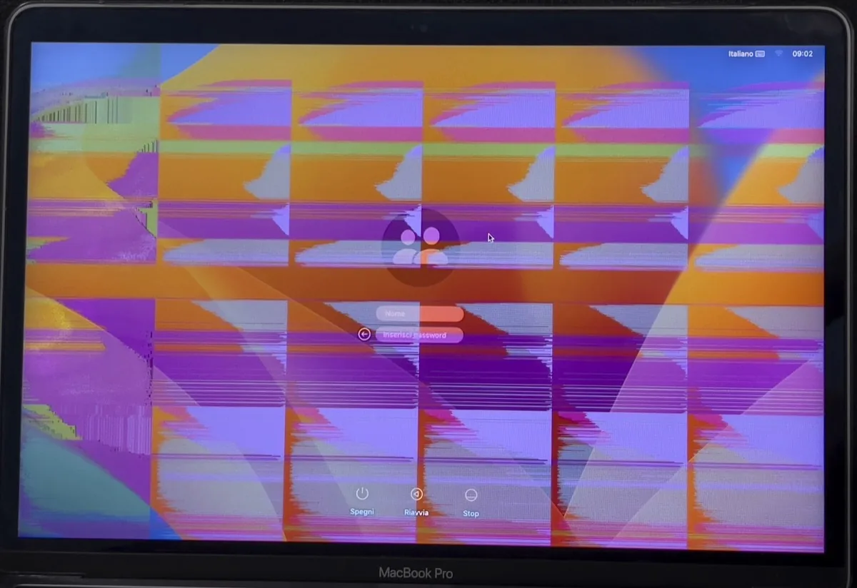 Schermo di un MacBook Pro con bande colorate e artefatti a scacchi