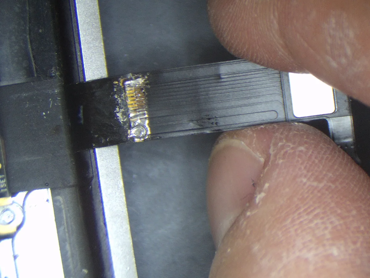 Cavo flat dello schermo giuntato a mano durante la riparazione del Flexgate