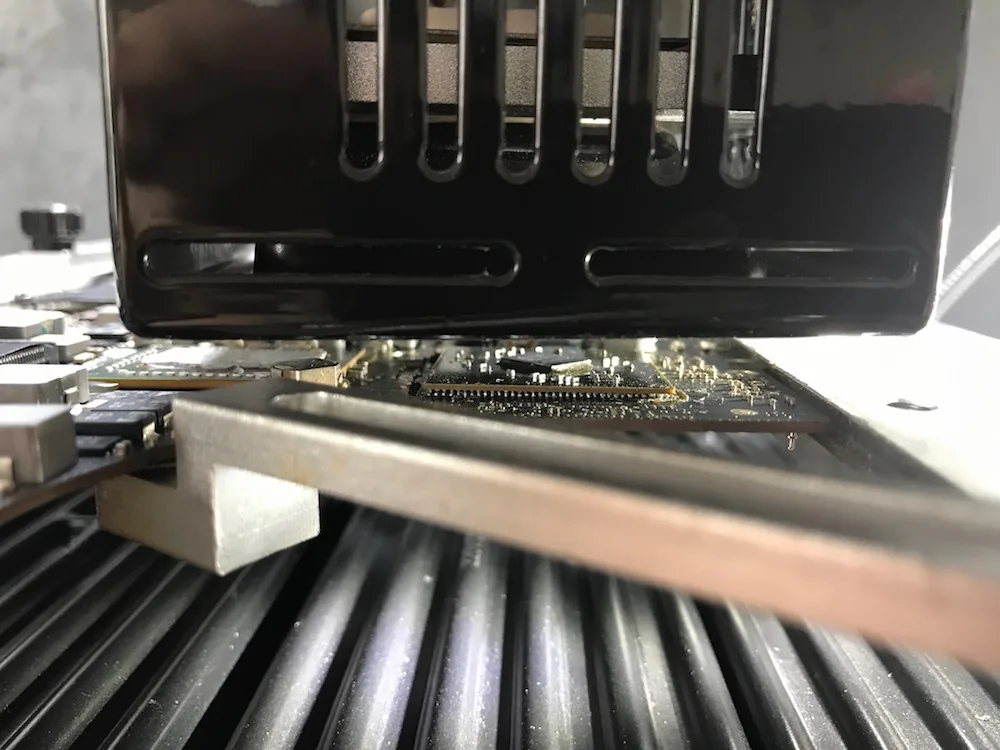 Scheda grafica AMD 6750m / 6490m di un MacBook Pro 15 del 2011 durante la lavorazione