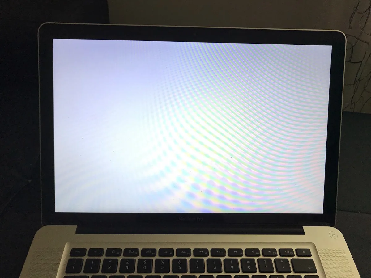 MacBook bloccato su schermata bianca dopo il caricamento del sistema