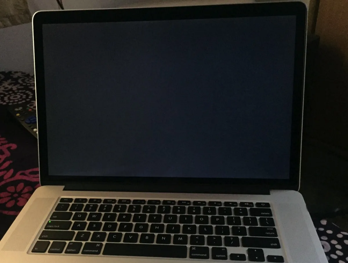 MacBook Pro Retina acceso ma con lo schermo completamente nero