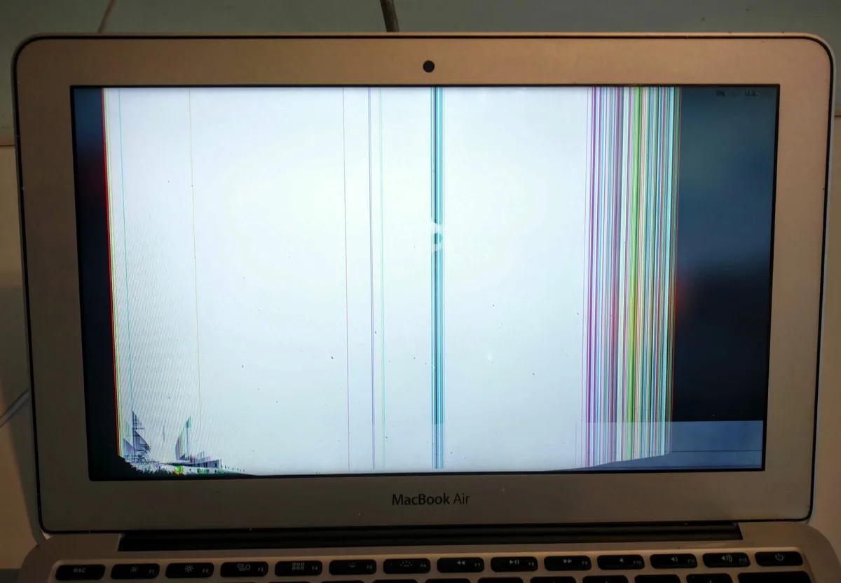 MacBook Air con linee verticali colorate su tutto lo schermo