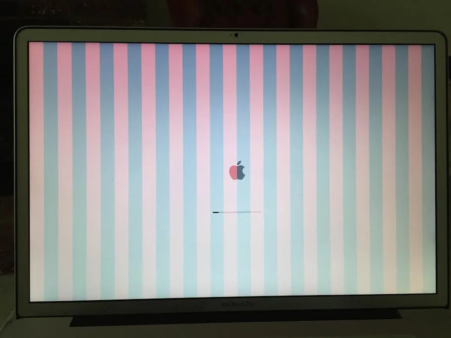 Schermo di un MacBook con bande rosa verticali e il logo Apple al centro