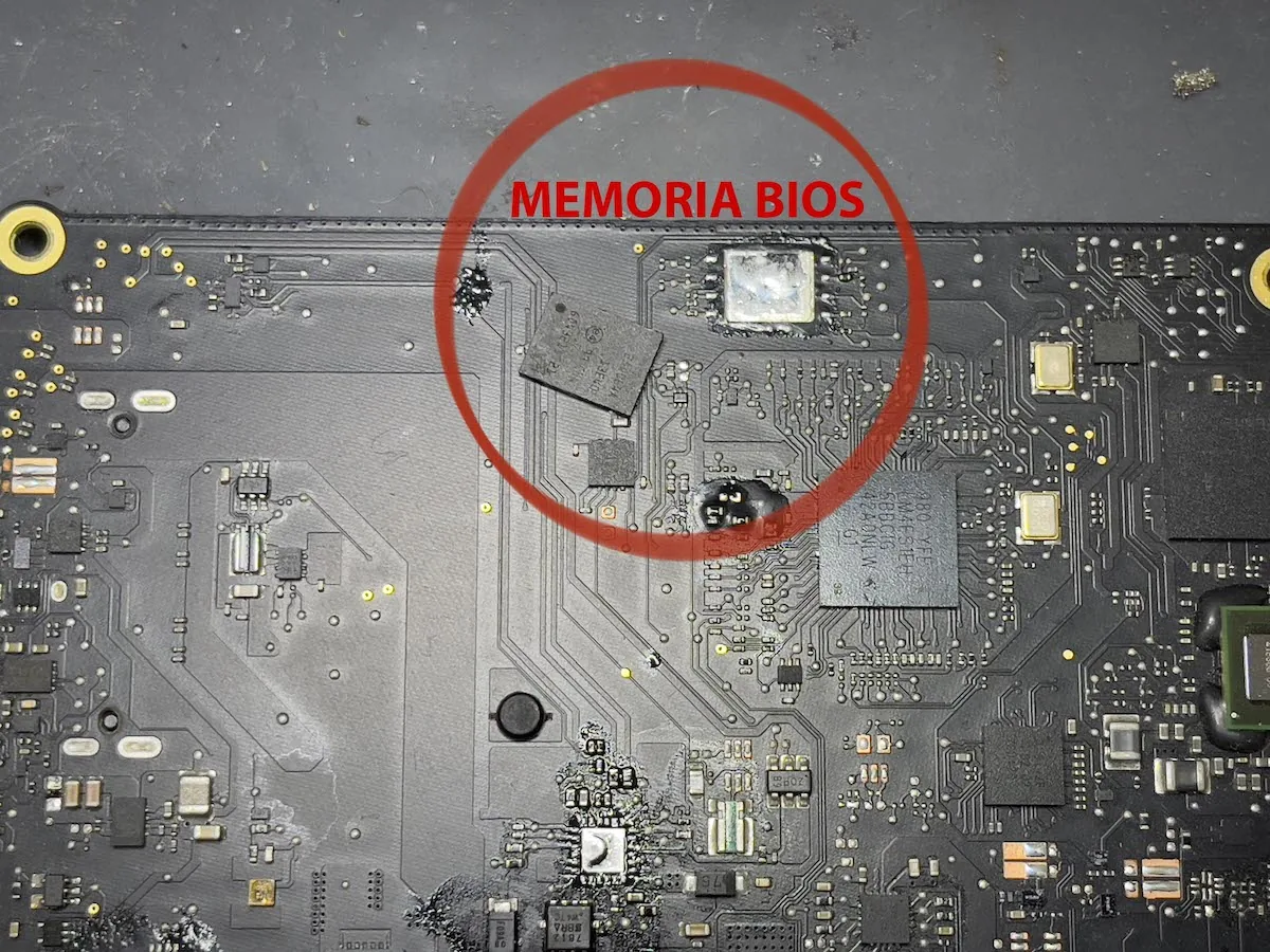 Scheda logica di un Mac con la memoria BIOS evidenziata in rosso