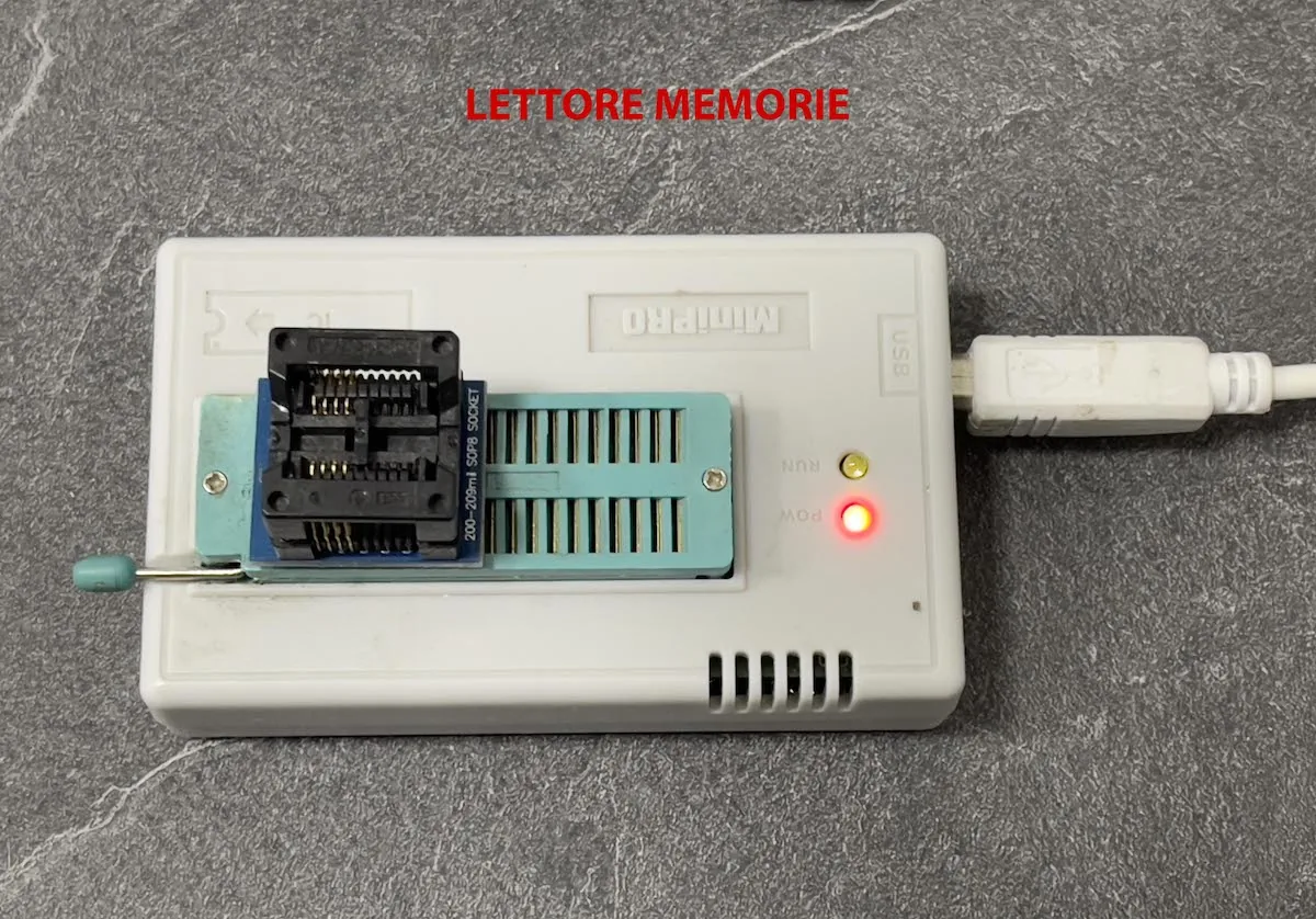 Lettore di memorie EEPROM usato per riprogrammare il BIOS e sbloccare la password EFI