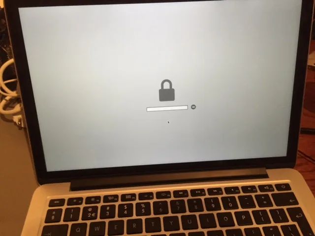 MacBook che all'avvio chiede la password EFI e non carica il sistema