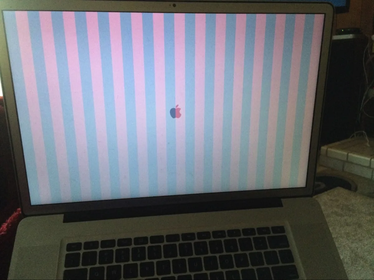 Schermo di un Mac con bande rosa verticali durante il caricamento del sistema
