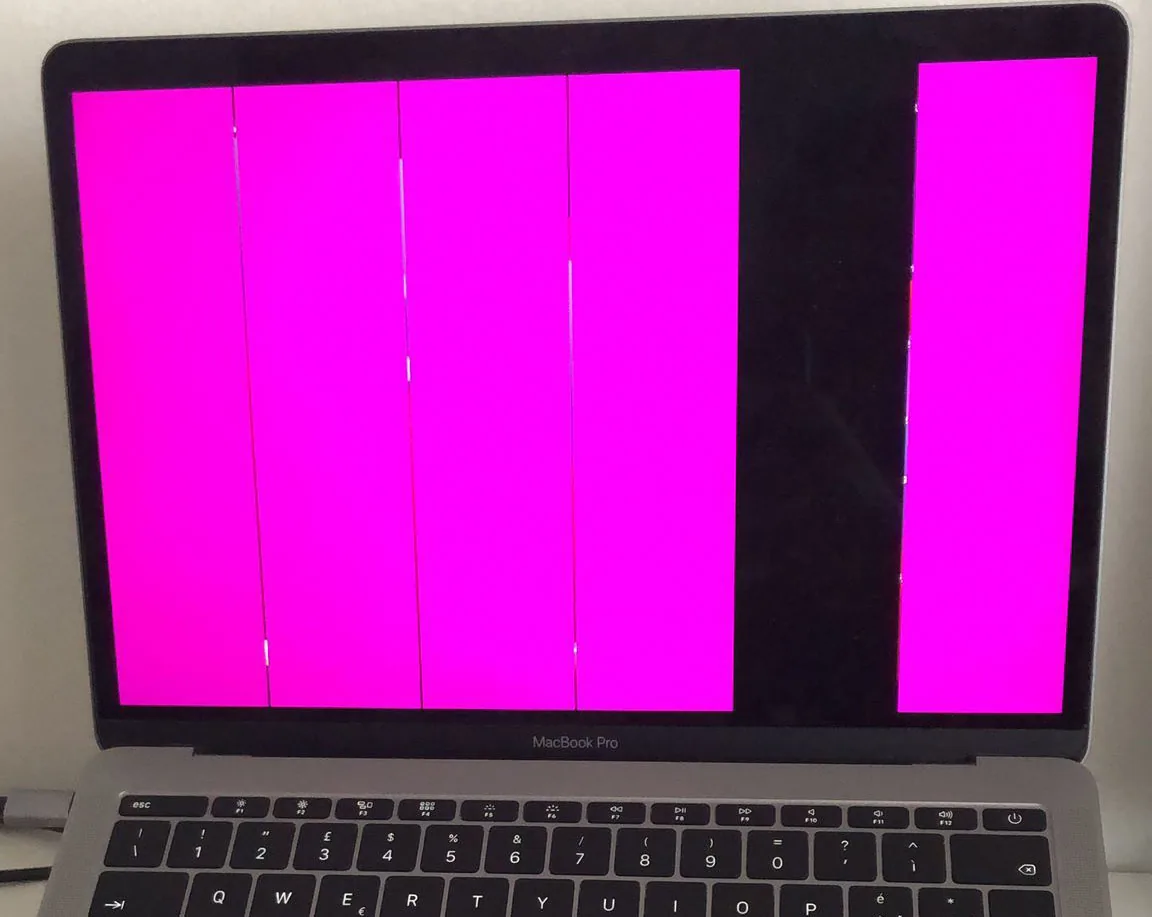 Schermo di un MacBook Pro con larghe bande rosa verticali, difetto Dustgate