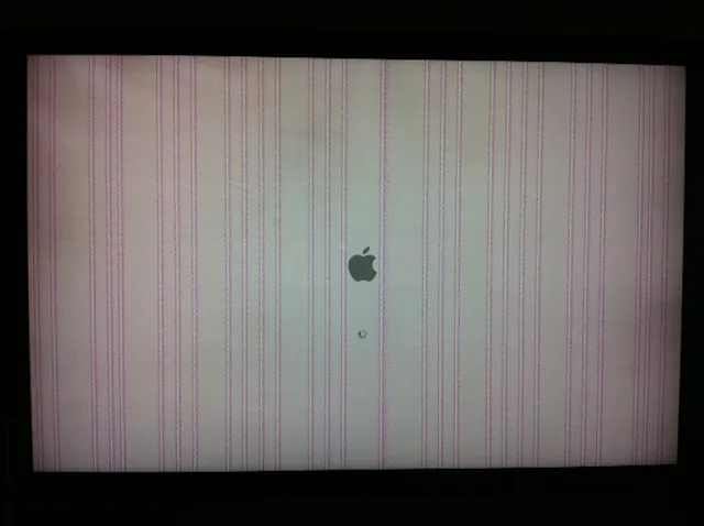 Schermo di un MacBook con sottili linee verticali su tutta la superficie