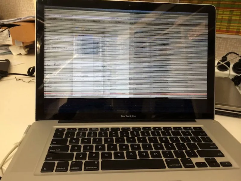 MacBook Pro con lo schermo pieno di strisce e artefatti grafici