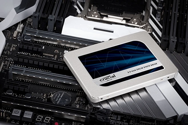Disco a stato solido SSD appoggiato sulla scheda madre durante un potenziamento